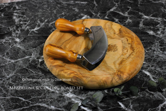 オリーブの木で作られた メッツァルーナ & ボード セット イタリア製 (Italian Mezzaluna & Board Setmade by Arte Legno Olive Wood)