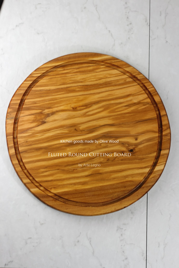 オリーブの木 円形カッティングボード (溝付き) アルテレニョ社 イタリア製 (Italian olive fluted round board made by Arte Legno)